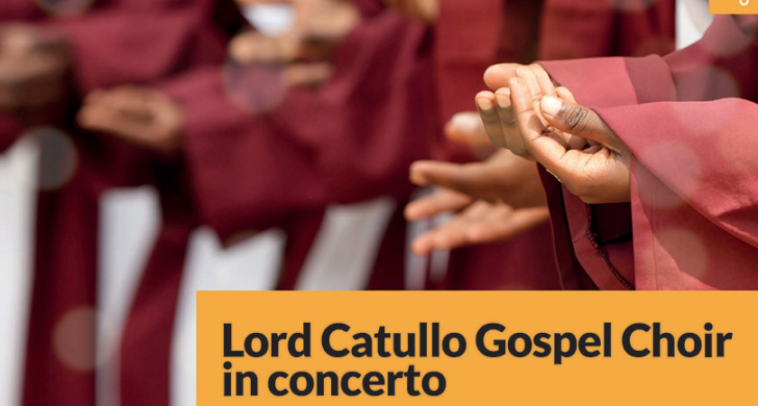 Concerto del coro gospel con vesti rosse in scena.